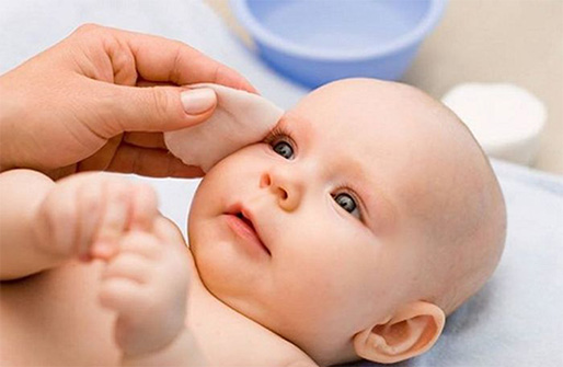 Limpiar los ojos de un bebe